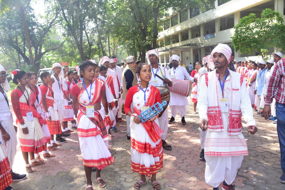 airnewsalerts's tweet photo. 15th Tribal Youth Exchange Program inaugurated in Mumbai.
As part of the programme 220 participants from tribal areas like Gumla, Khunti, Latehar (Jharkhand), Bhadradari (Telangana) will visit Raj Bhavan, Vidhan Bhavan and other famous places in Mumbai.
@TribalAffairsIn https://t.co/VBj96CLE2y