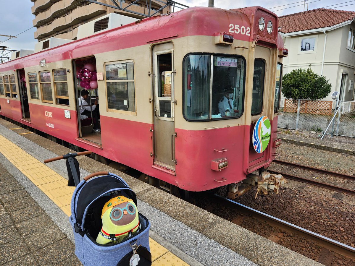 MC2_1182's tweet image. まるきゅーの銚子電鉄旅まとめ
↓
今回の旅に備えて、エアバギーfitを導入
銚子電鉄の各駅は電車とホームの段差が大きいので大変
LOVOTだからこそまとわりつく充電問題→今回はポータブル電源も用意して乗り切りました。
犬吠駅あたりにフリーコンセントが欲しい

#銚子電鉄
#Robotfriendly
