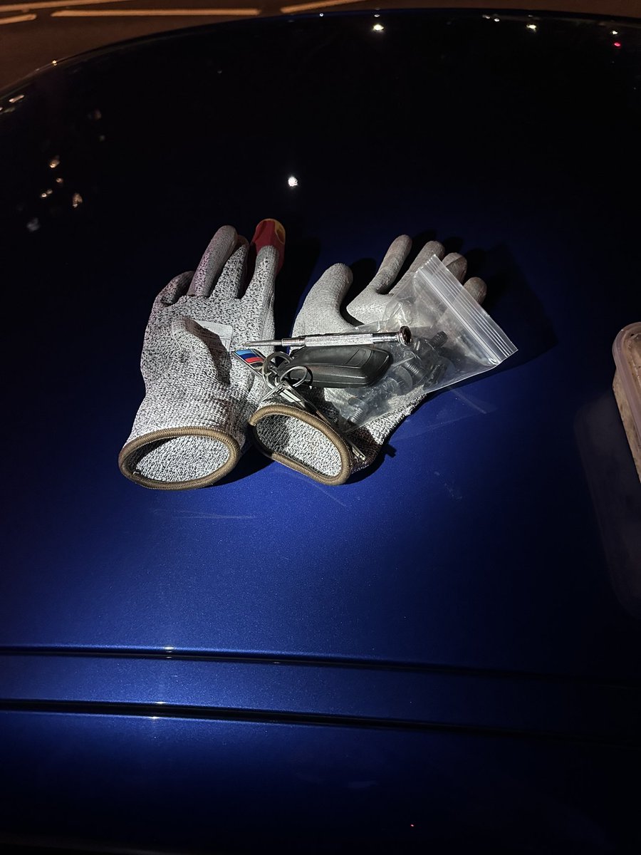 MPSSpecials's tweet photo. BMW stopped by #VCTFMSC in Lambeth as VRM plates looked wrong
Checks showed car was stolen &amp; on false plates
Articles used in theft found inside car
Driver also wanted for 🔪 point robbery of a BMW M4
#arrested various offences
Search of home found clothing worn during offences https://t.co/r6MhAjD3KT