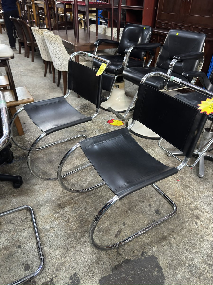 mhidayatullah__'s tweet photo. First time dpt designer chair mcm ni, aku rasa ini paling jackpot pernah aku jumpa. Bila dia ckp harga untuk 3 kerusi ni RM150, aku terus byr je xckp byk. Nasib baik pernah tahu ttg kerusi ni waktu study senibina dulu. MR10 Cantilever Chair dr Arkitek Mies Van Der Rohe. https://t.co/q91fJp2xLz