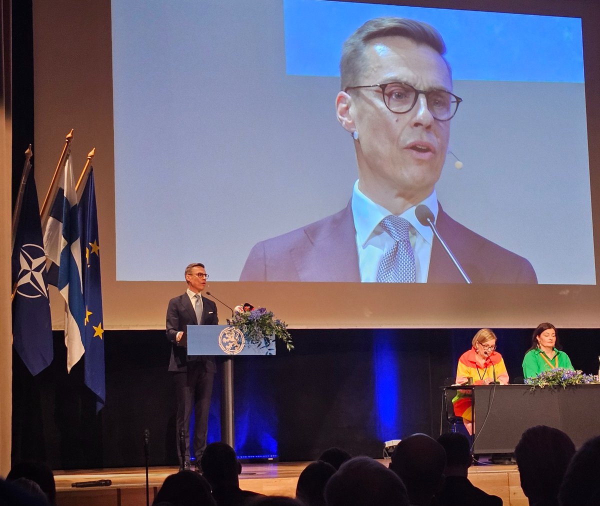 Maailman kauneinta lippua ympäröi täällä Naton ja EU:n lippu. Olemme juuri oikeassa paikassa.

- @alexstubb

#presidenttivaalit #EU #NATO