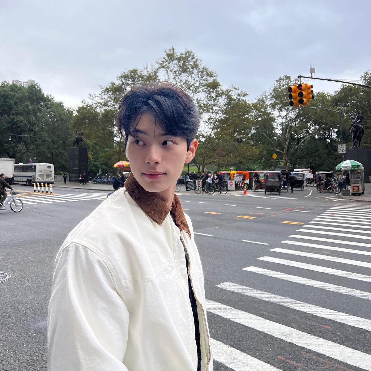 chamemin's tweet image. explore the city streets and embrace the urban vibes. capture the moment and let the world be your backdrop.