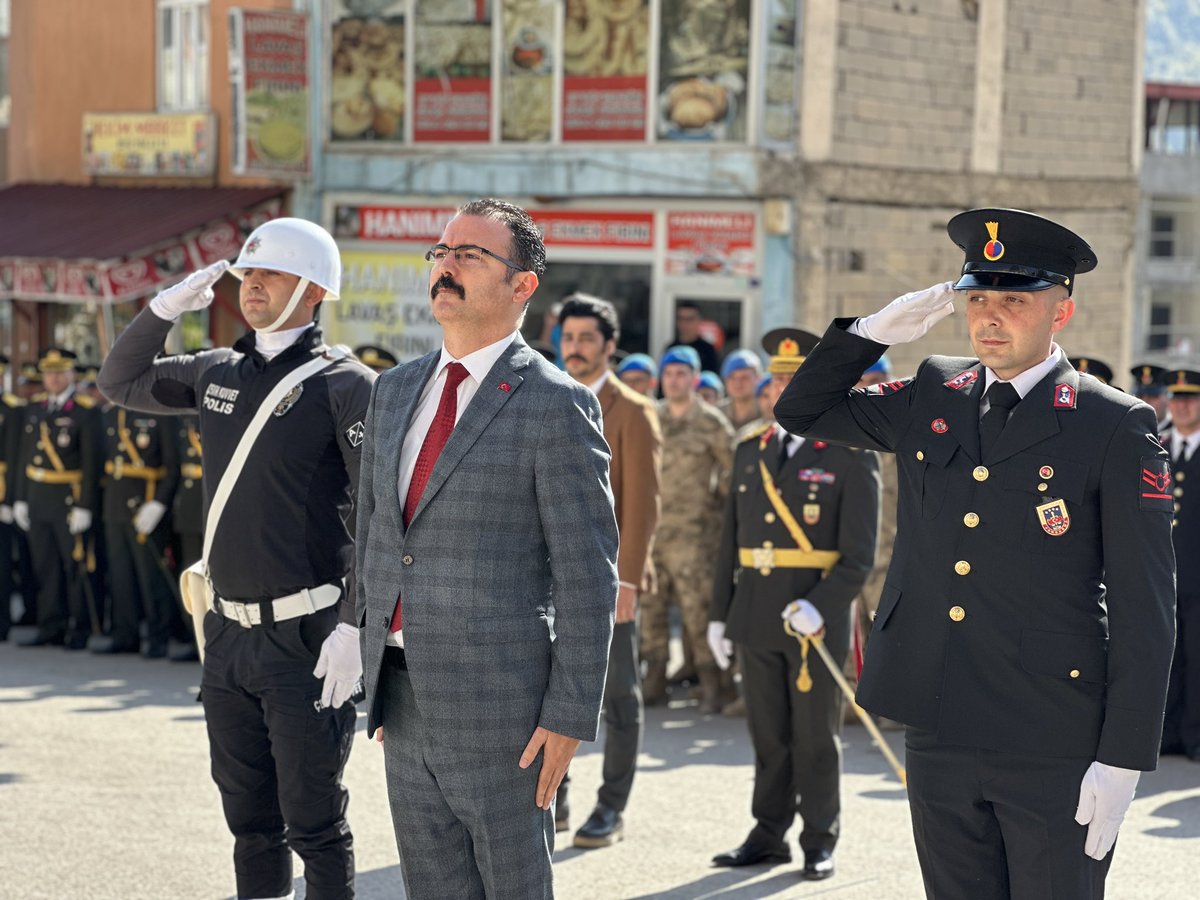 TCSemdinli's tweet photo. Cumhuriyetimizin kuruluşunun 100. Yıl dönümü etkinlikleri kapsamında; Çelenk Sunma Töreni Sayın Kaymakamımız Ali Ekber ATEŞ, ilçe protokolü ve vatandaşlarımızın katılımıyla gerçekliştirildi.🇹🇷
@TC_icisleri @alicelik_64 @HakkariValiligi 
+ https://t.co/Cs64Qm1nz4