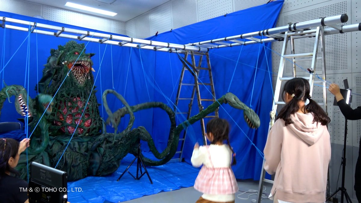 #ゴジばん  
いつか機会をいただけたら
子どもたちが
怪獣と生で会話をしたり
触り放題!
操演し放題!
のイベントをしたいです☺️

「ゴジばん怪獣図鑑  操演怪獣の秘密大公開！」
  本日配信開始  #カマキラス #クモンガ #ビオランテ   youtu.be/JeUjv48EQZw #ゴジラ📷📷 #godzilla