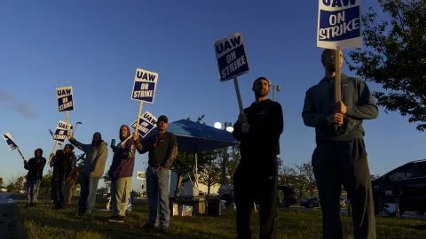 How the UAW struck a historic deal with Ford. Inside the final 24 hours: cnn.com/2023/10/27/bus…