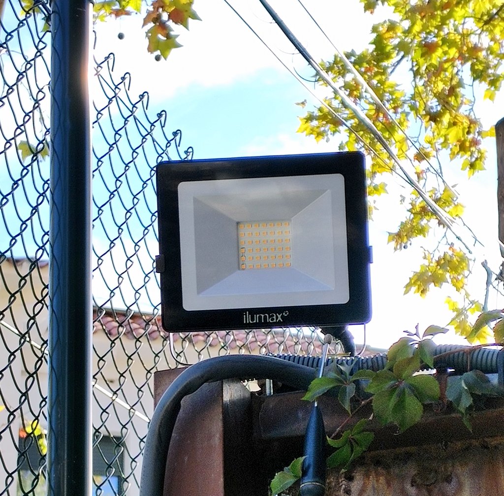 ElMonInstalacio's tweet photo. 💡 Substitució focus halògen per LED

-Projector LED 30W 3000k @IlumaxEs 

#ElMonInstalacio https://t.co/apQvYazOO4