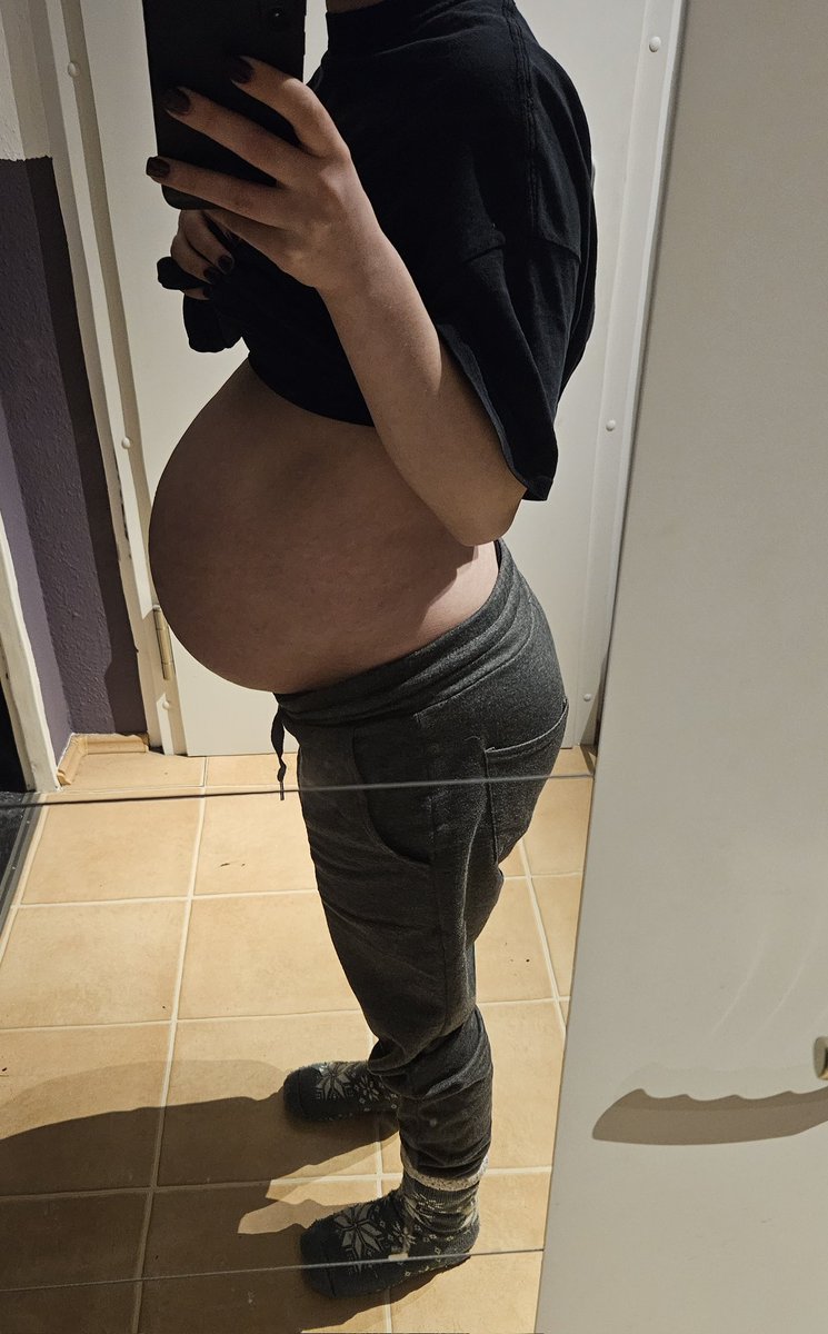 38+5, 9 Tage bis zum ET, wir platzen fast. Mittlerweile wirds unangenehm, wenn er mit dem Kopf nach unten drückt. Ich bin bereit, wenn du es bist, mein kleiner Spatz ❤️