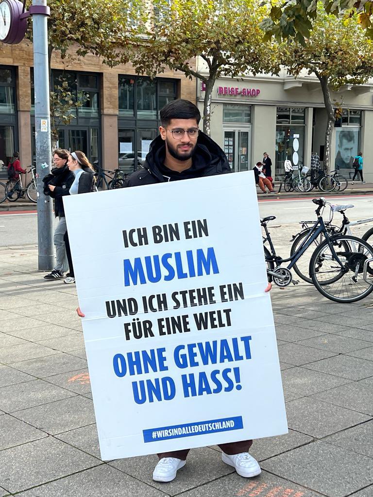 AMJ_Eppelheim's tweet photo. „Muslime gegen Gewalt und Hass“, mit diesem Motto stehen die Muslime der Gemeinde Eppelheim und Heidelberg am Bismarckplatz und wollen über die friedliche Lehre des Islam mit Ihnen sprechen. #Ahmadiyya #muslimefürfrieden #liebefüralle #heidelberg https://t.co/R6cfABdWFS