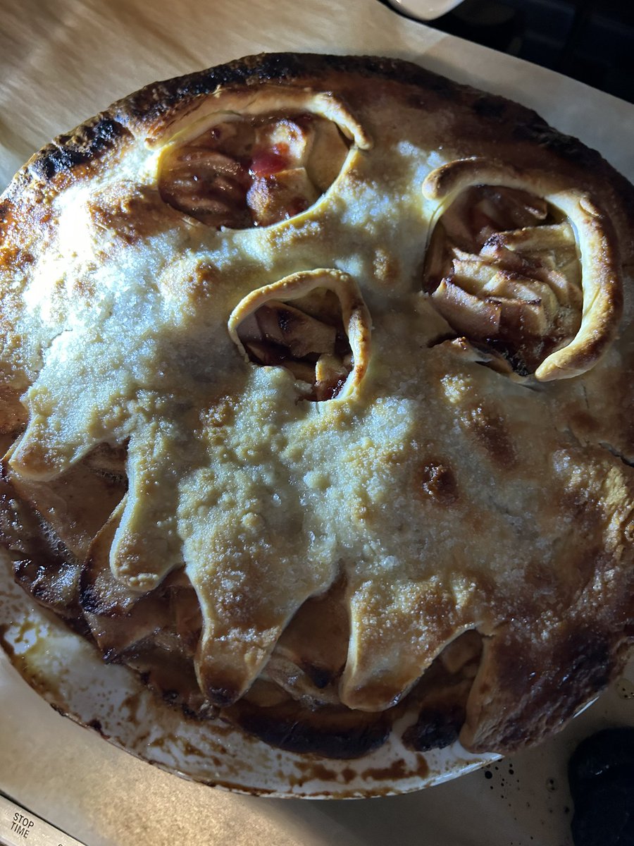 realkmdark1's tweet photo. Made an evil apple pie last night ๐๐ Happy Halloween Weekend! ๐ #halloweenfood #applepie #evilapple #30daysofartoween https://t.co/UoUm9NJfZa
