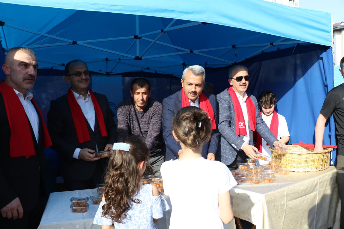 İl Başkanımız Hikmet Ayar,Rize Valimiz İhsan Selim Baydaş,Merkez İlçe Başkanımız Burak Ak,Belediye Başkanımız Rahmi Metin,İl Genel Meclis Başkanımız Sabit Karafazlı,RTEÜ Rektörümüz Prof. Dr. Yusuf Yılmaz,İl Gençlik Kolları Başkanımız Arif Berber,Siyasi Parti Temsilcileri ⤵️