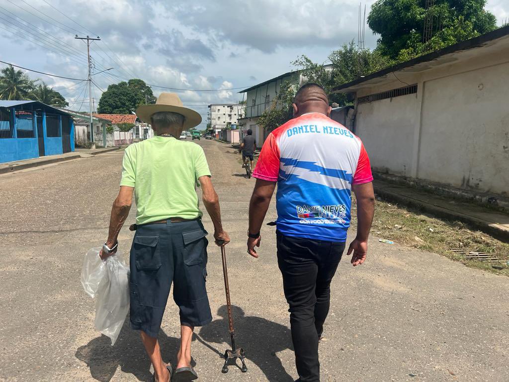 En la mañana de hoy, compartí con don Lucio moreno 90 años de experiencia, le regalé mi sombrero, la cual me hizo esa petición….

Con los abuelos hasta el infinito…♥️

<a href="/NicolasMaduro/">Nicolás Maduro</a> <a href="/eduardopiate2/">eduardo piñate</a>