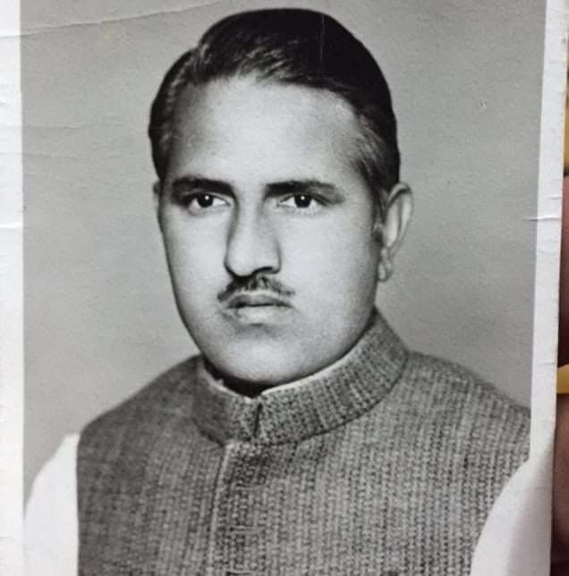 dudi_ramnarayan's tweet photo. सन् 1977 की आज फोटो देखकर पुरानी याददाश्त ताजा हो गई।

1977 में बिलाड़ा विधानसभा से 27 साल की युवा उम्र में जनता ने मुझे विधायक बनाकर राजस्थान विधानसभा में भेजा।

मुझे खुशी है 1977 से लेकर आज तक जनता के बीच उनके सुख-दुख में भागीदार बन रहा हूं। https://t.co/B1sfke00lD