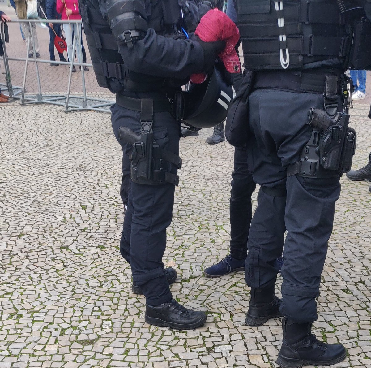 Q̶u̶e̶r̶d̶e̶n̶k̶e̶n̶? 🤮 Querstellen! ✊🙅 tweet media