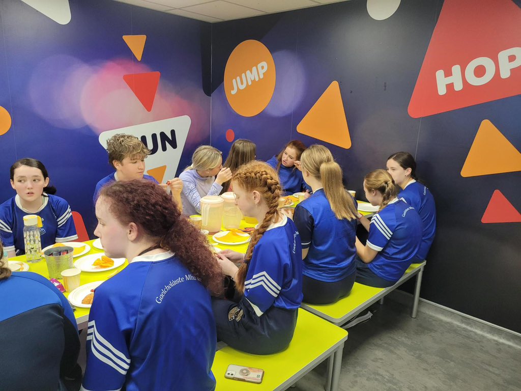 Bhí lá iontach ag Comhairle na nDaltaí an tseachtain seo in <a href="/AirtasticIre/">Airtastic Entertainment Centres Ireland</a> Bhaineadar go léir taitneamh as agus anois tá siad réidh do bhliain iontach os ár gcomhair ag labhairt ar son daltaí na scoile! Buíochas le hIníon Ní hAonghusa as ucht é a eagrú &amp; Máistir Ó Dubhuir 🙌