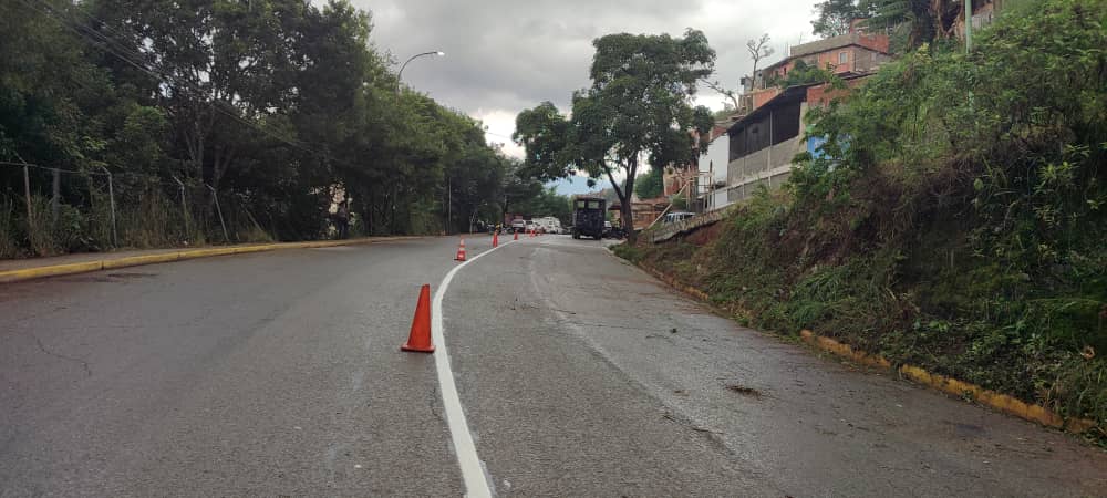 El INTT trabaja en trabajo mancomunado con el Frente Preventivo del <a href="/MijpVzla/">MPPRIJP</a>  y la <a href="/PNBVzla/">Cuerpo de Policía Nacional Bolivariana.</a>, se desplegaron en la Cota 905, para llevar a cabo labores  de demarcación y mantenimiento vial con el objetivo garantizar la seguridad vial en la zona
- 
#28Oct #AmorPorLaPatria