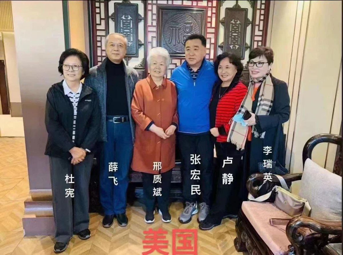 USABelAir2021's tweet photo. 辟谣：这张广为流传的央视新闻大V照片，据说他们骂美国在美国，首先杜宪没有骂美国，历史上她是8964新闻联播为广场学生哭泣被下台的英雄播音员，杜宪现在在北京。第一张同一套服装背景是北京公主坟城乡购物中心。请问如何证明前一张室内照片是美国？有时候喂料明显的假消息是中共策略打击反贼公信力。 https://t.co/Fhnx1o4prP