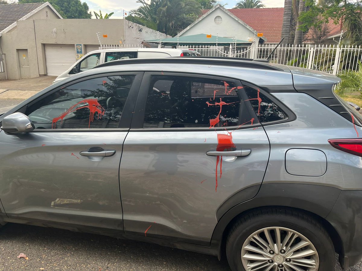 Multiple criminal cases have been opened at the Norwood <a href="/SAPoliceService/">SA Police Service 🇿🇦</a> after vehicles of pro-Palestine supporters were damaged in Johannesburg this afternoon. 

A large crowd took part in a motorcade.

A pro-Israeli woman, identified as an attorney, allegedly sprayed paint on a