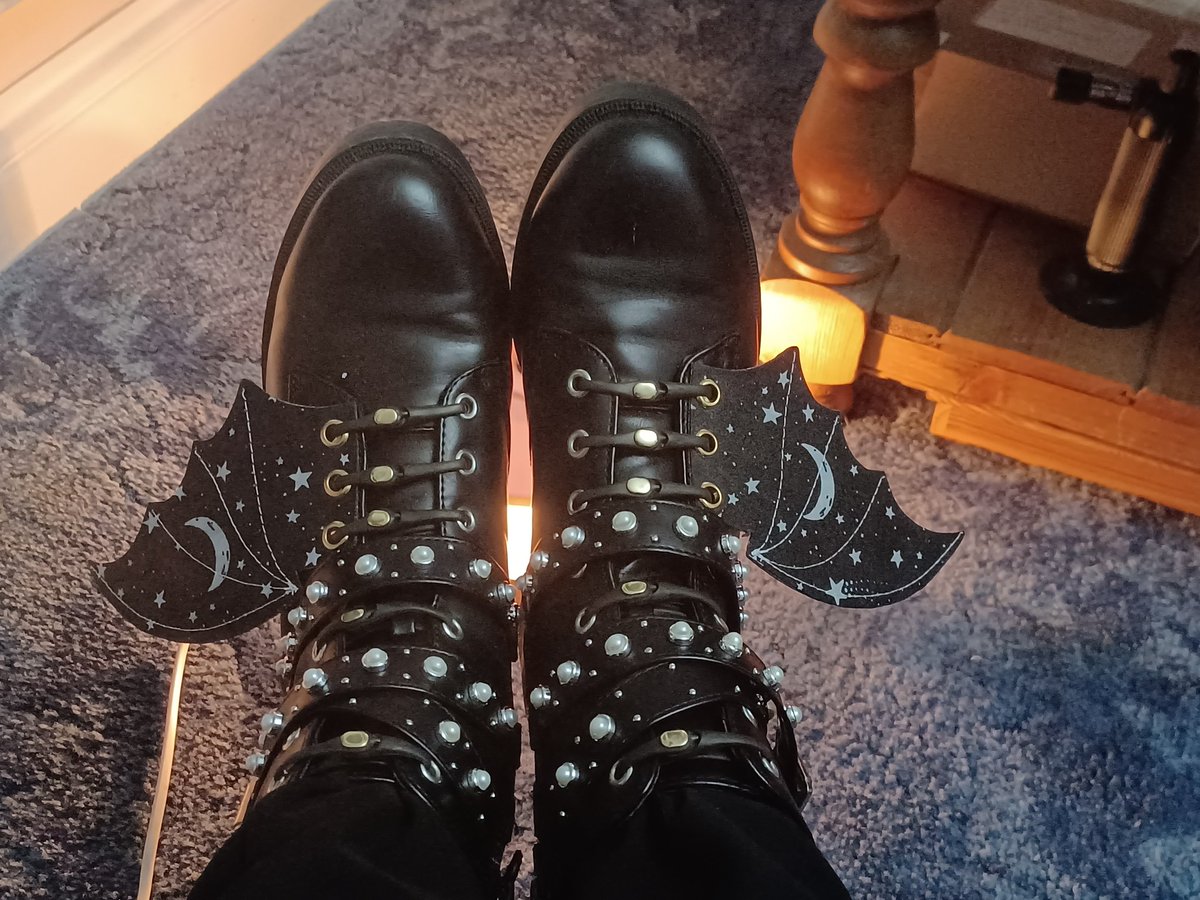 eveshambatcare's tweet image. What every person needs for this year's #Halloween - a set of glow in the dark, #BatWings for boots. I adore these and cannot wait to show them off tomorrow. Bought from a FB page called HubbleBubbleCrafts. I think I'm gonna need more for every season. #BatCarer #GlowInTheDark