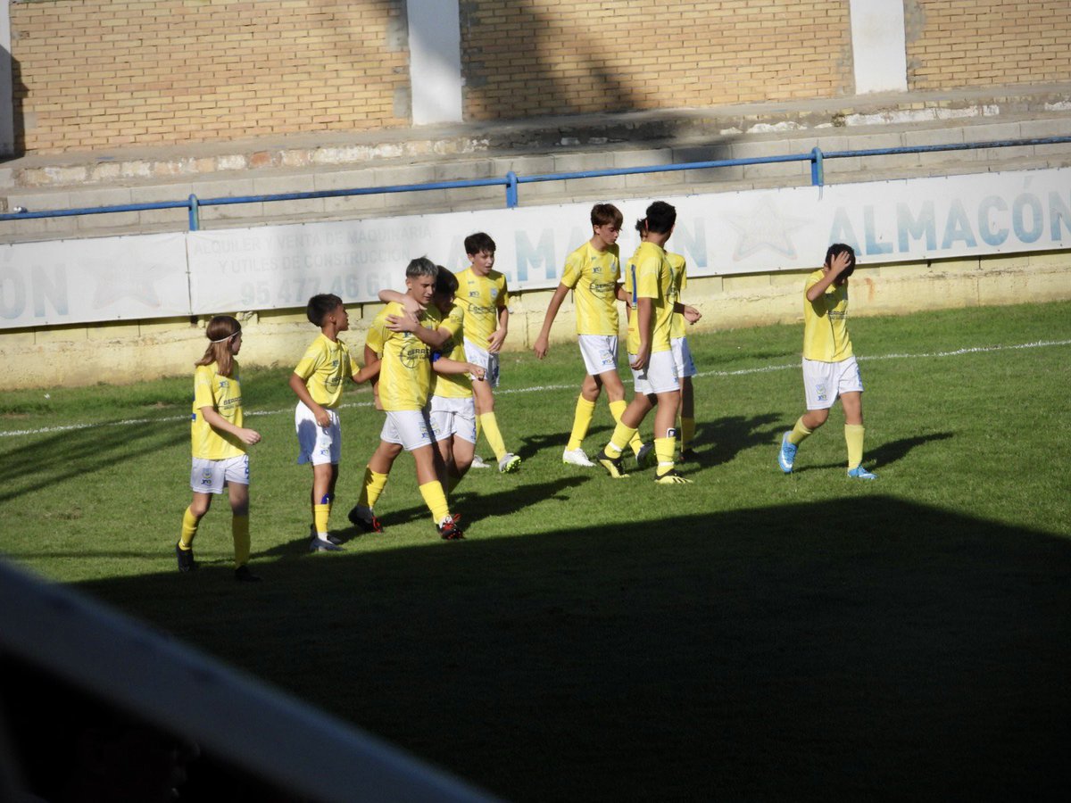 pabloparrado97's tweet photo. Tras 7 jornadas consecutivas ganadas, hoy este EQUIPO perdiendo 3-1 a falta de 5 minutos consigue sacar 1 punto y vuelve a demostrar que es un EQUIPO.

A muerte con los míos siempre y a seguir trabajando para conseguir más  juntos. Orgulloso de vuestro trabajo.⚒️

@Coria_CF 
💛🤍 https://t.co/lF9uSNbtfL