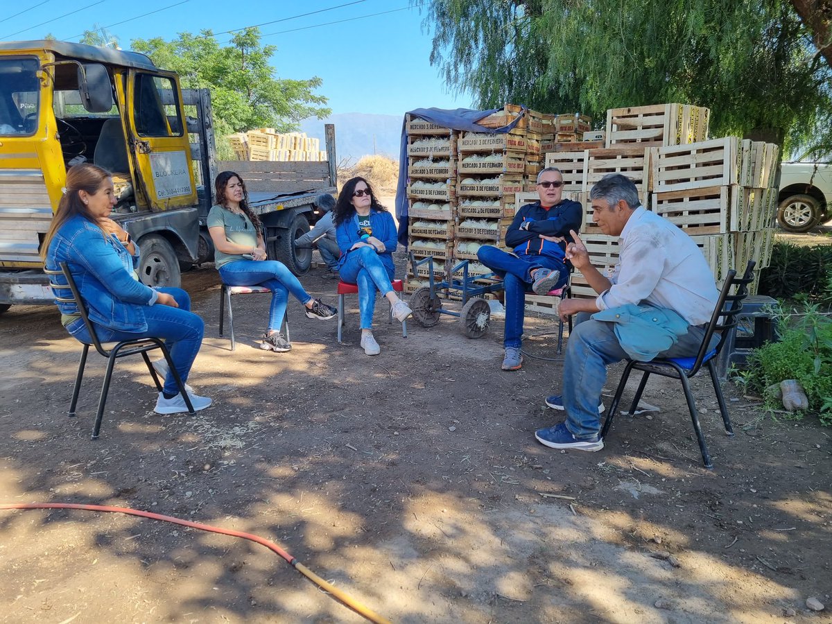 terelunalarioja's tweet photo. Hoy visitamos la finca de una gran familia productora de la zona rural de la Capital. En plena cosecha atrapados por la especulación de quienes no quieren un país con crecimiento y desarrollo de la producción. Gracias familia Tapia por el tesón y amor por la tierra! https://t.co/2lJ3I5fxQ5