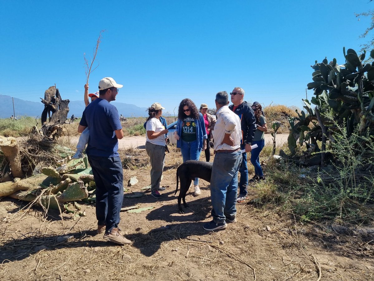terelunalarioja's tweet photo. Hoy visitamos la finca de una gran familia productora de la zona rural de la Capital. En plena cosecha atrapados por la especulación de quienes no quieren un país con crecimiento y desarrollo de la producción. Gracias familia Tapia por el tesón y amor por la tierra! https://t.co/2lJ3I5fxQ5