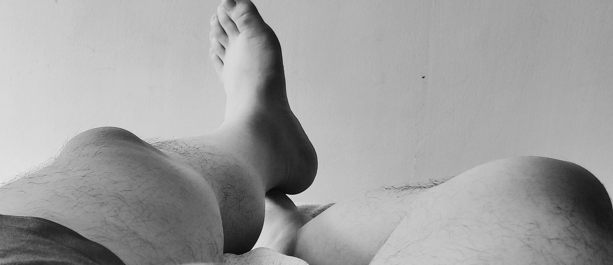 白色只适合穿着玩游戏，虽然mantou觉得穿上以后很帅，但是从不穿出门，mantou没有脚气，但是汗手汗脚，穿了一天，走到汗湿的丝袜，心想着肯定恶臭了，回到家脱下来，自己闻着，深吸一口气，是一种带着迷人的荷尔蒙气息的汗香味，不是自恋，确实是这种味道，可能自己闻不见自己脚臭吧😛