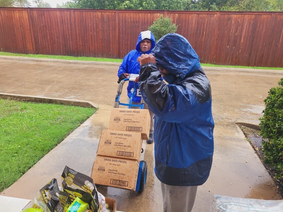 FwSigmas's tweet photo. Even in the rain the brothers of ATS are here to serve the community of Forth Worth. https://t.co/DlkytD2Uvi