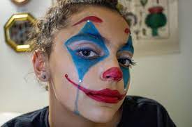 nachbacon's tweet photo. 1. Draw a clown face for your child
The clown is one of the characters that many children choose when dressing for Halloween. When dressing up a baby, there is no need to draw elaborately, but mainly draw prominent features such as a red nose and wide mouth.

To paint a clown face for your baby, you need to prepare basic colors such as red and white. Next, you will draw the baby a wide mouth with a red smile, drawing a big red nose as the second highlight. Finally, buy your baby a set of colorful curly hair and a colorful clown costume to give your baby a fun look to participate in the costume festival.
#halloween #spooky #horror #halloweencostume