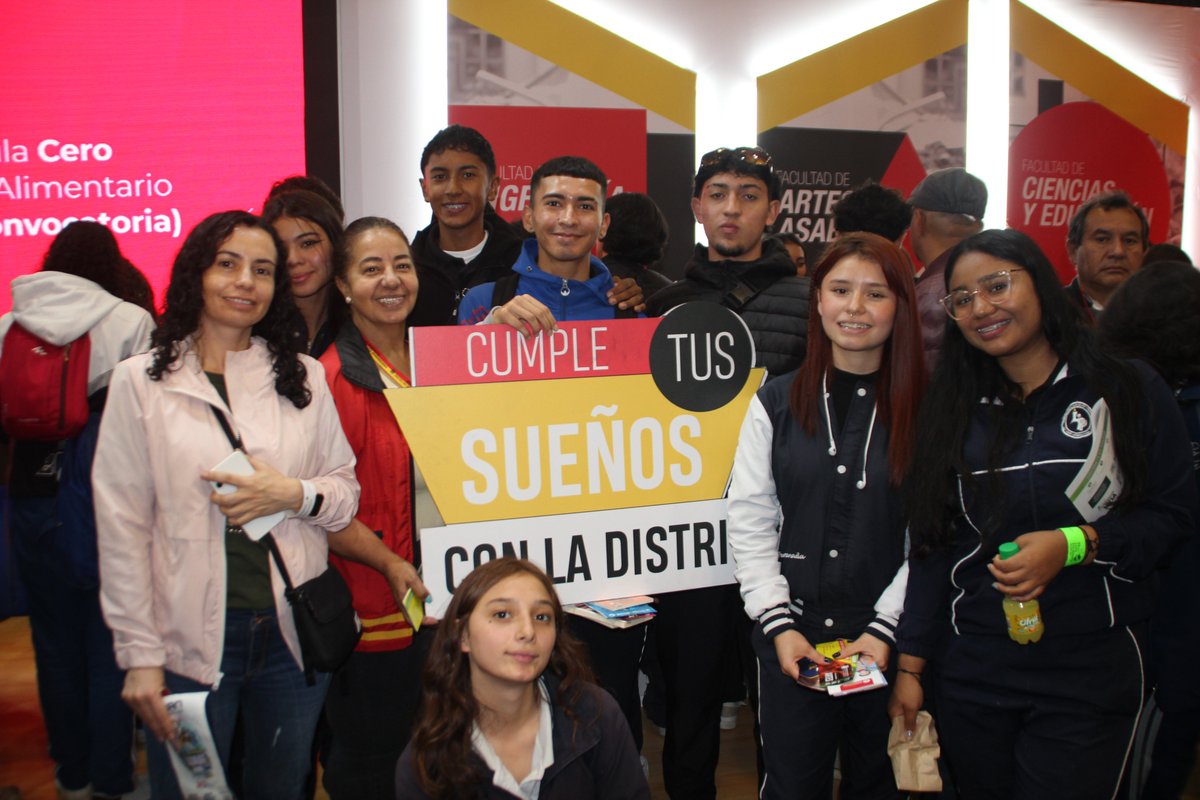 Forocsu's tweet photo. #MOMENTOSUD en #ExpoEstudiantes compartiendo con los visitantes al stand de la @udistrital atendido por nuestros docentes, estudiantes y personal administrativo con toda la info sobre programas y admisiones. Inscripciones abiertas en https://t.co/NQ3ucpqKnb #OrgullosamenteUD https://t.co/jrbZqAUnzq