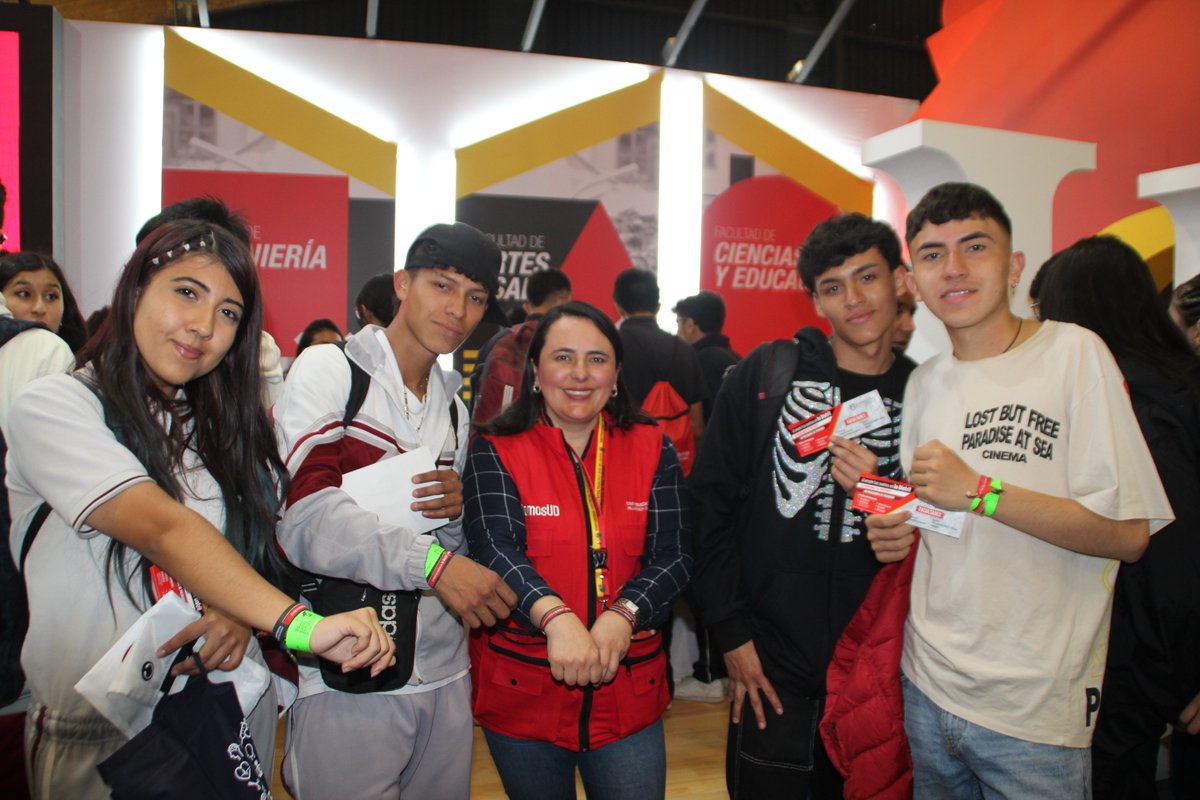 Forocsu's tweet photo. #MOMENTOSUD en #ExpoEstudiantes compartiendo con los visitantes al stand de la @udistrital atendido por nuestros docentes, estudiantes y personal administrativo con toda la info sobre programas y admisiones. Inscripciones abiertas en https://t.co/NQ3ucpqKnb #OrgullosamenteUD https://t.co/jrbZqAUnzq