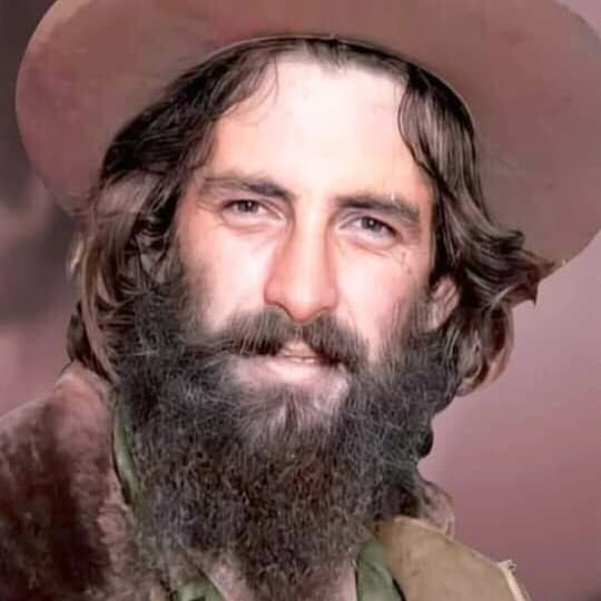 Recordamos hoy al eterno Comandante de la larga cabellera y el sombrero alón, con un brillo inigualable en sus ojos, valiente, justo, trabajador e implacable ante lo mal hecho. Siempre presente. #Cuba #CamiloEsPueblo #CamiloVive