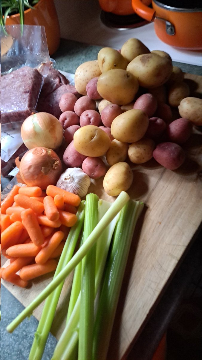 InkedDeviant's tweet photo. My Classic Irish Cottage Pie Today - With Jameson, Of Course...😉

Meat Mixture Assembled &amp; On Low For Flavours To Develope. To Be Cont'd...💃🏼

#cottagepie #jameson #whynot #doublebatch #mealsonwheels https://t.co/FVpFaOF4Cr