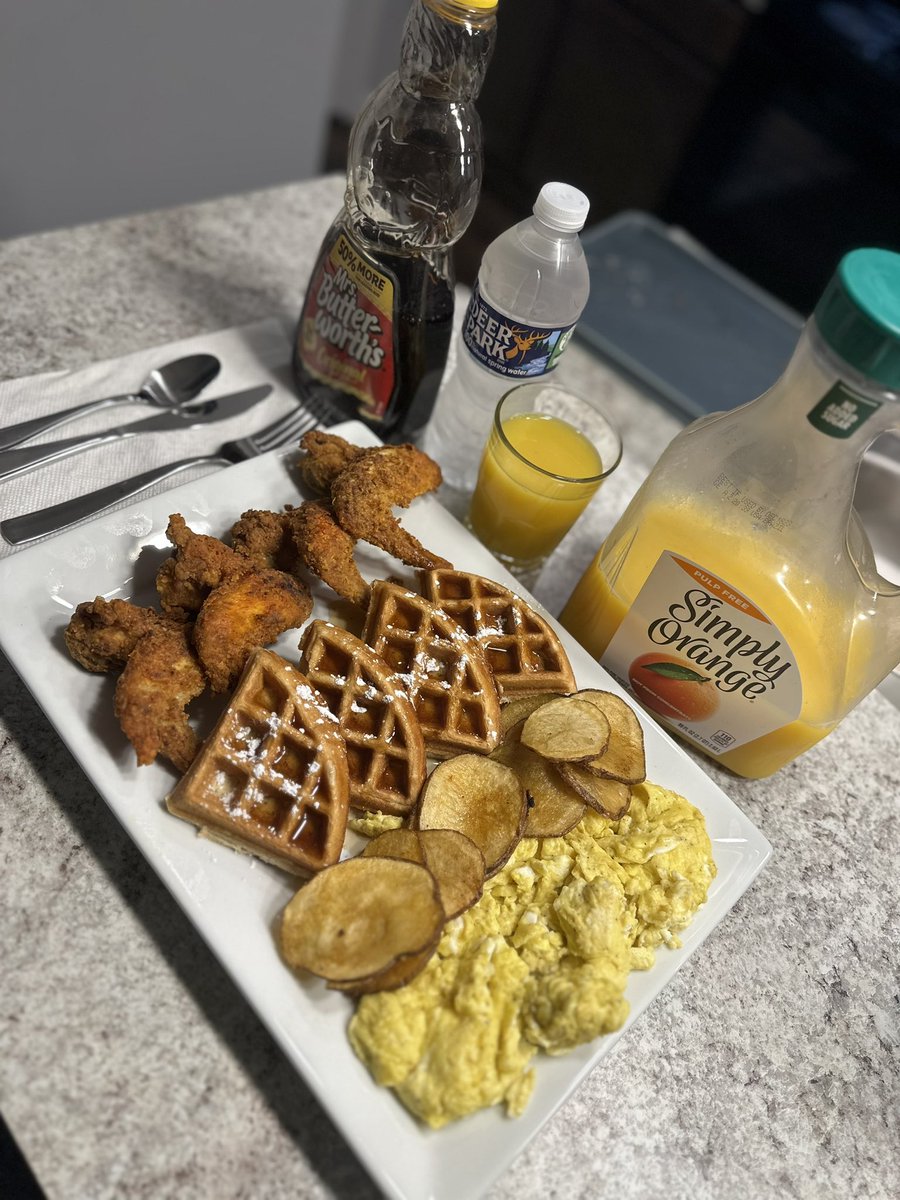 BRob_2323's tweet image. Chicken and Wallfle and football. This fine morning. #WARREADY #EatThePart #MyChef #AthleteLife #MyDay #BeDiffrent @UKFootball @UKCoachStoops @vincemarrow @CoachWhiteFB @Bigstew9 @WNWarriorsFB  @Jacksonville8 @FeetHipsHands @ChuckTrained @rawtalentsport1 @coachelichter
