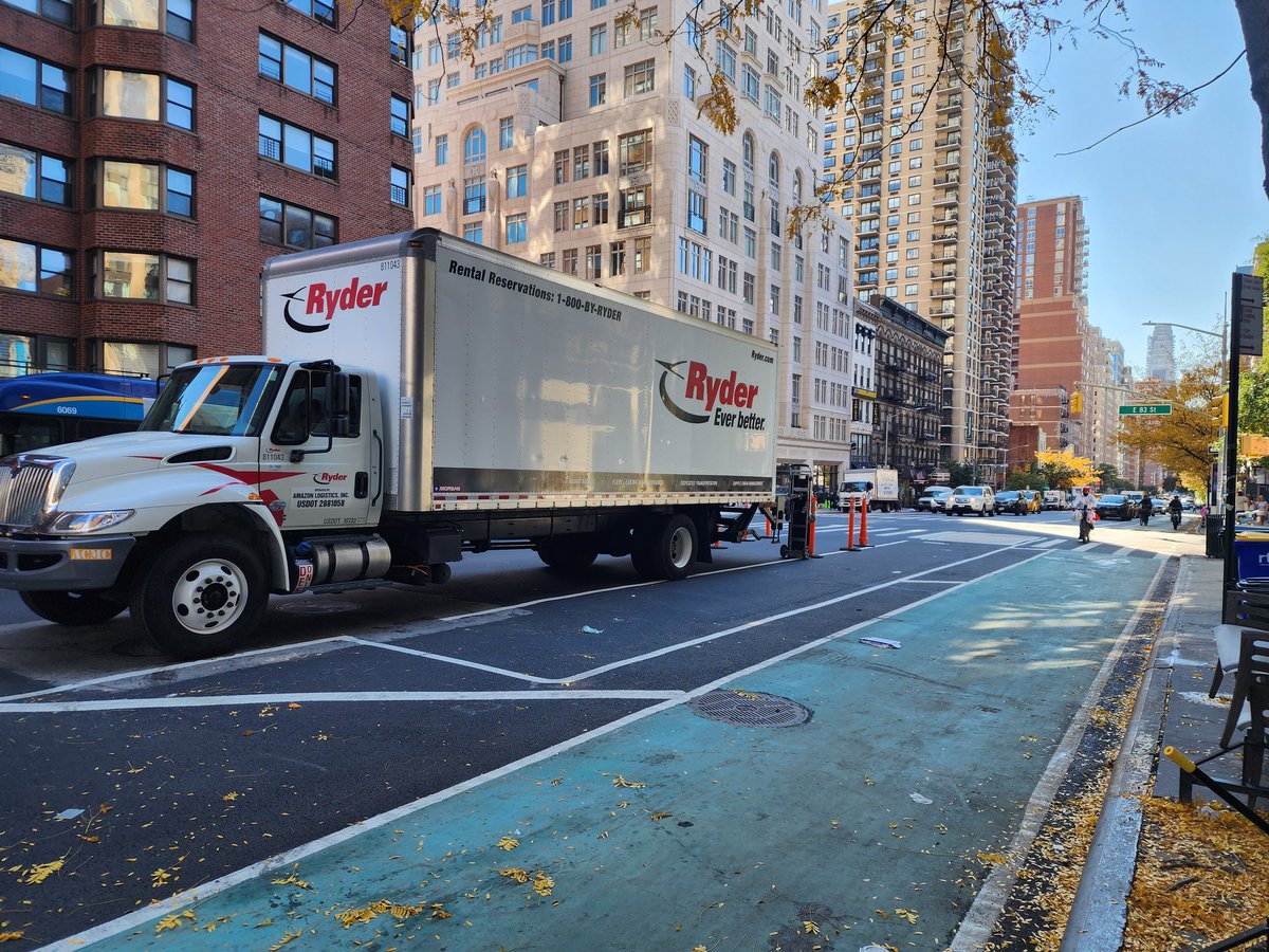 AFineBlogger's tweet image. Please notice, w more than enough room to park/unload in a parking spot, @amazon "logistics" decides to park in a lane of traffic anyway. Why shouldn't they pay meter like rest of us? Why can they make it even worse by causing congestion? (83rd+3rd) @KeithPowersNYC @JulieMenin