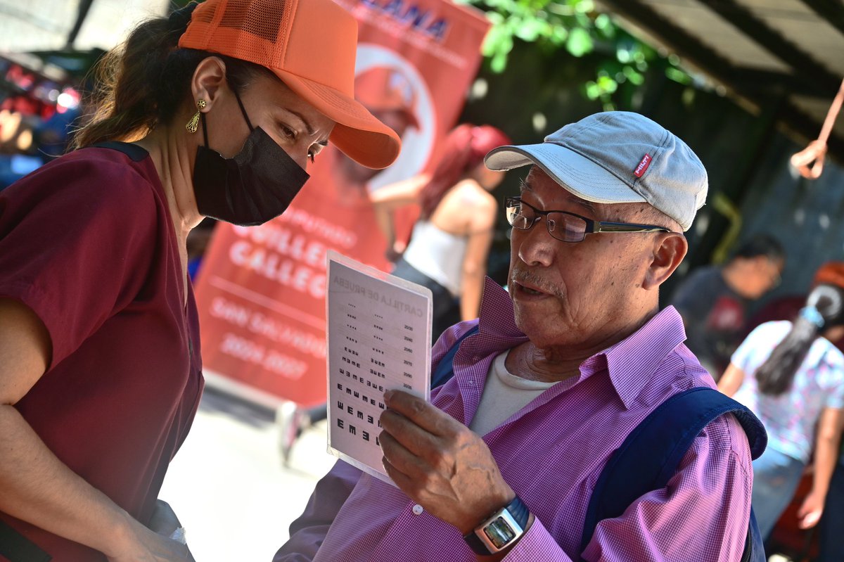 OscarCarabante2's tweet photo. Nuestro diputado @GGallegos24 y junto a nuestro candidato @Rafa_AlcaldeSS por San Salvador Centro estan pendientes de las comunidades en compartir este  beneficio de una #JornadaVisual a la #ComunidadManoDeLeon
#NortPoniente50Familias 👪  con las consultas totalmente gratis 👨🏻‍⚕️👩‍⚕️.

Se donaron lentes 👓 de lectura y subsidiamos lentes de graduación. #SomosGANA 🧡
