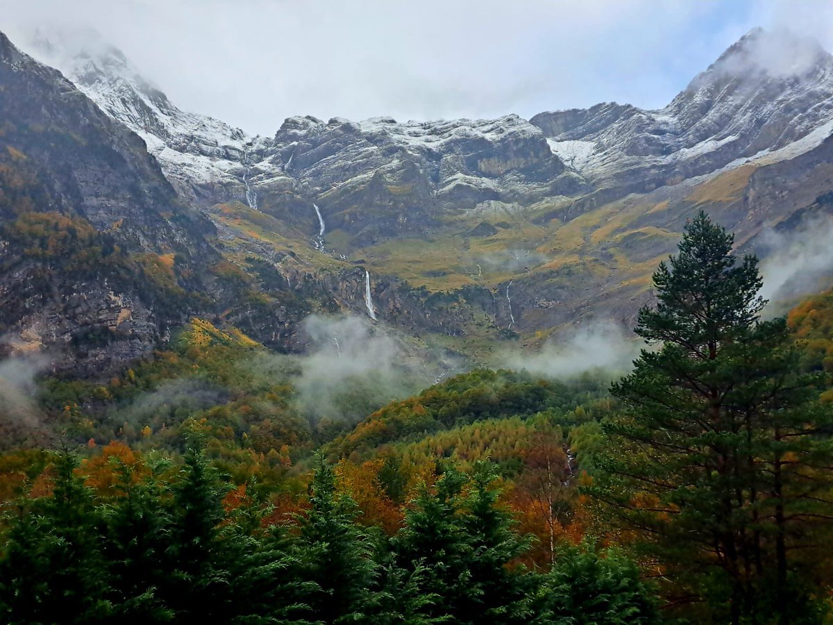 meteosaravillo's tweet photo. 🍁Agüerro e invierno ❄️ se dan la mano en esta preciosa imagen desde #Pineta. https://t.co/R9T9DzTXVI