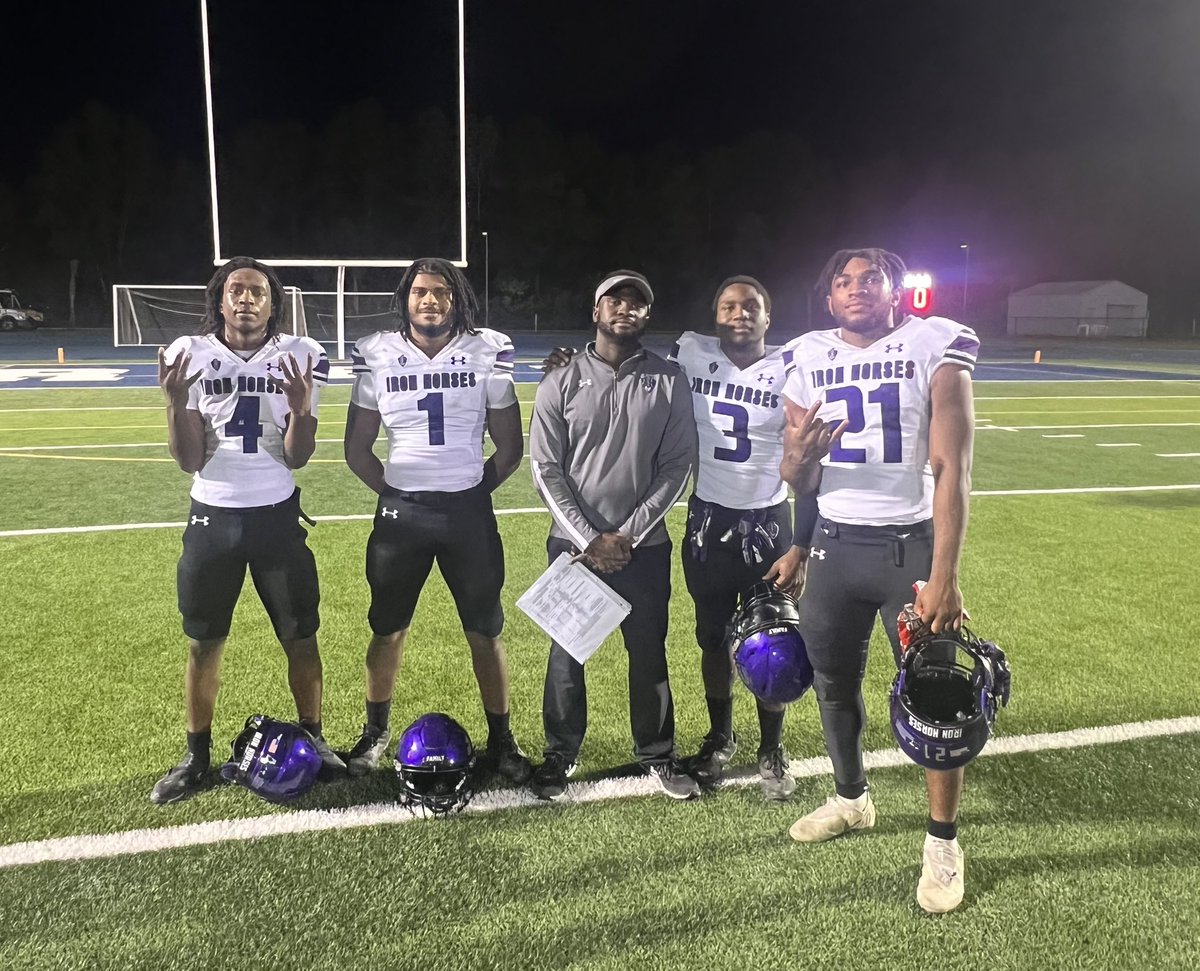 Senior Linebackers‼️ Love this group, let’s make this playoff run fellas‼️ #WinTheDay 🐎🐎🐎