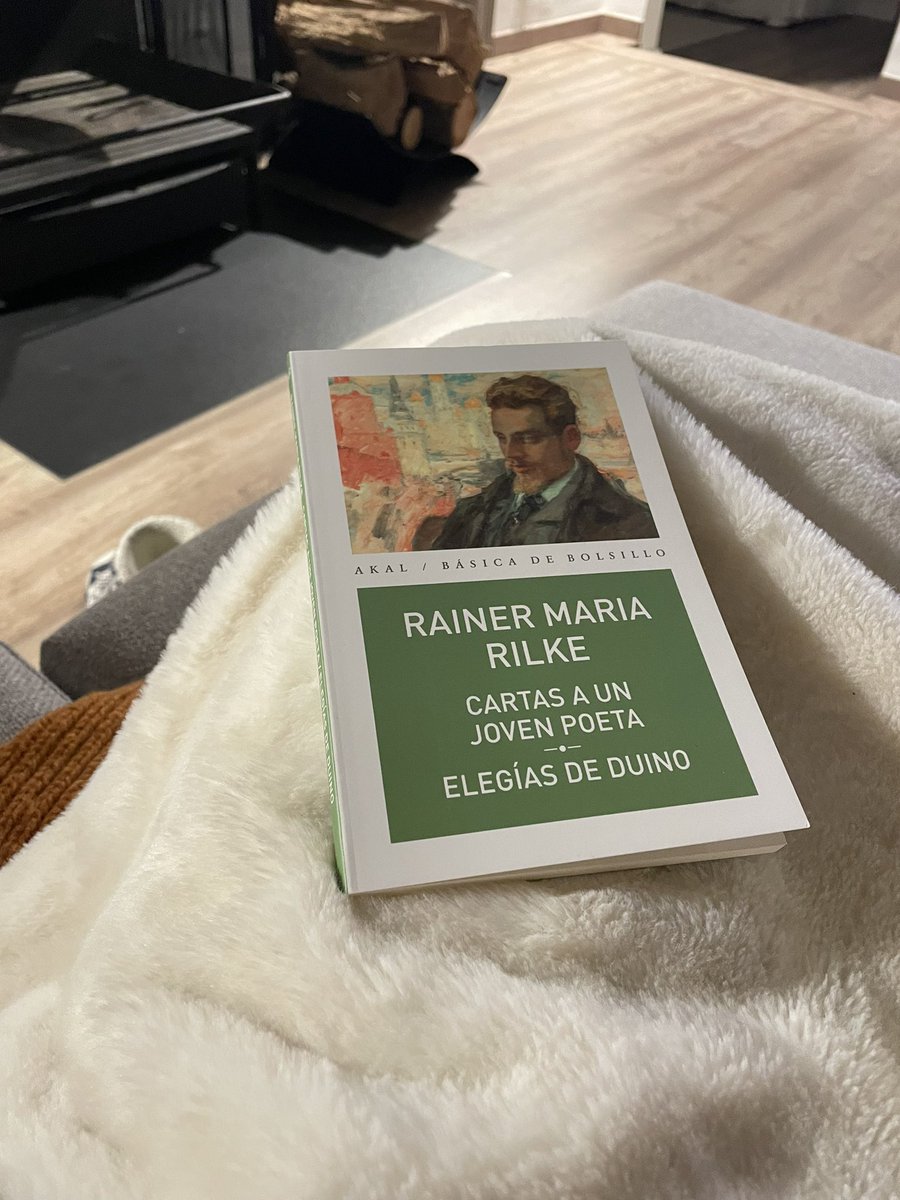 Marga_B_K's tweet photo. Fin de semana Rilke-ando lectura muy recomendable para alguien que, como yo, se quiere dedicar a la escritura https://t.co/wWNaAAW1B4