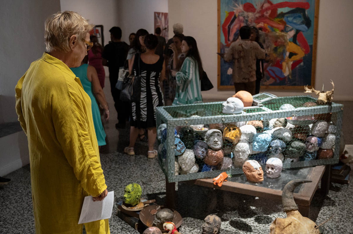 Este jueves quedó inaugurada la exposición personal 𝙎𝙤𝙢𝙗𝙧𝙖 𝙮  𝙨𝙪𝙨𝙩𝙖𝙣𝙘𝙞𝙖. 𝙑𝙤𝙡𝙪𝙢𝙚𝙣 𝙄. La muestra, que abarca parte de  la creación más reciente del reconocido artista cubano Carlos Quintana, permanecerá abierta al público hasta el 24 de noviembre.