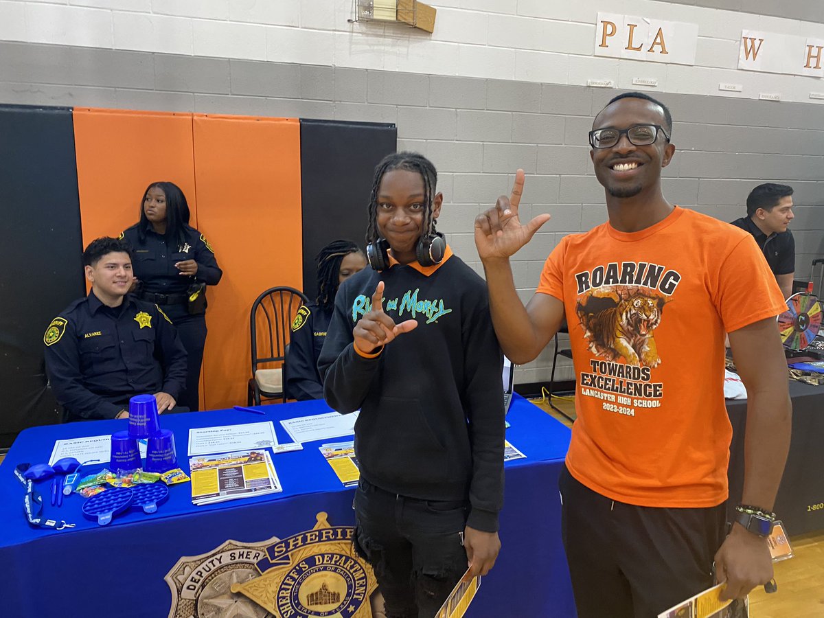 bevlovinglife's tweet photo. Career Day was EPIC๐
My LHS COUNSELORS make team work look easy!!! We got to include ALL OF OUR STUDENTS regardless of their learning disability!! We ALL can learn!!There were a lot of great job opportunities and networking!!๐ช๐ฝ๐
๐งก๐ค#Butlerclass #thanks @JettKirsten https://t.co/slEuqFqFvc