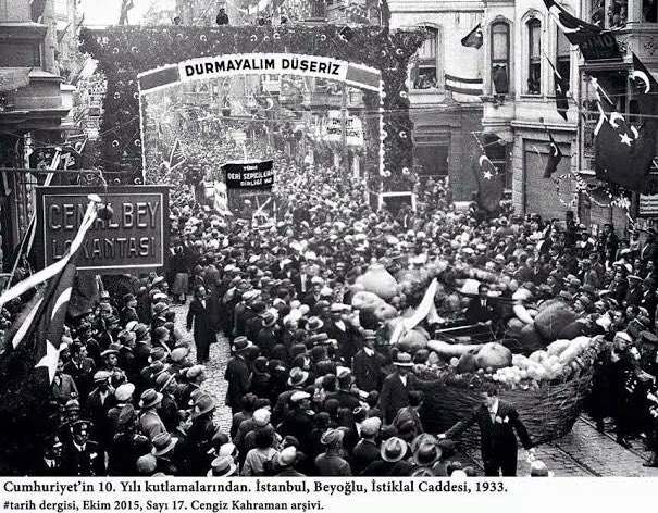 Cumhuriyetin 10. Yılı kutlamalarından:
"Durmayalım düşeriz."

İstiklal Caddesi, 1933.