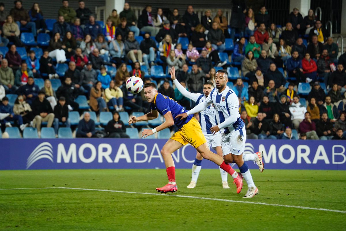 fcandorra's tweet photo. 🏹 @aurelien_sch9 

#AndorraLevante
#SomTricolors 🔵🟡🔴 https://t.co/CFXkV0tSMo