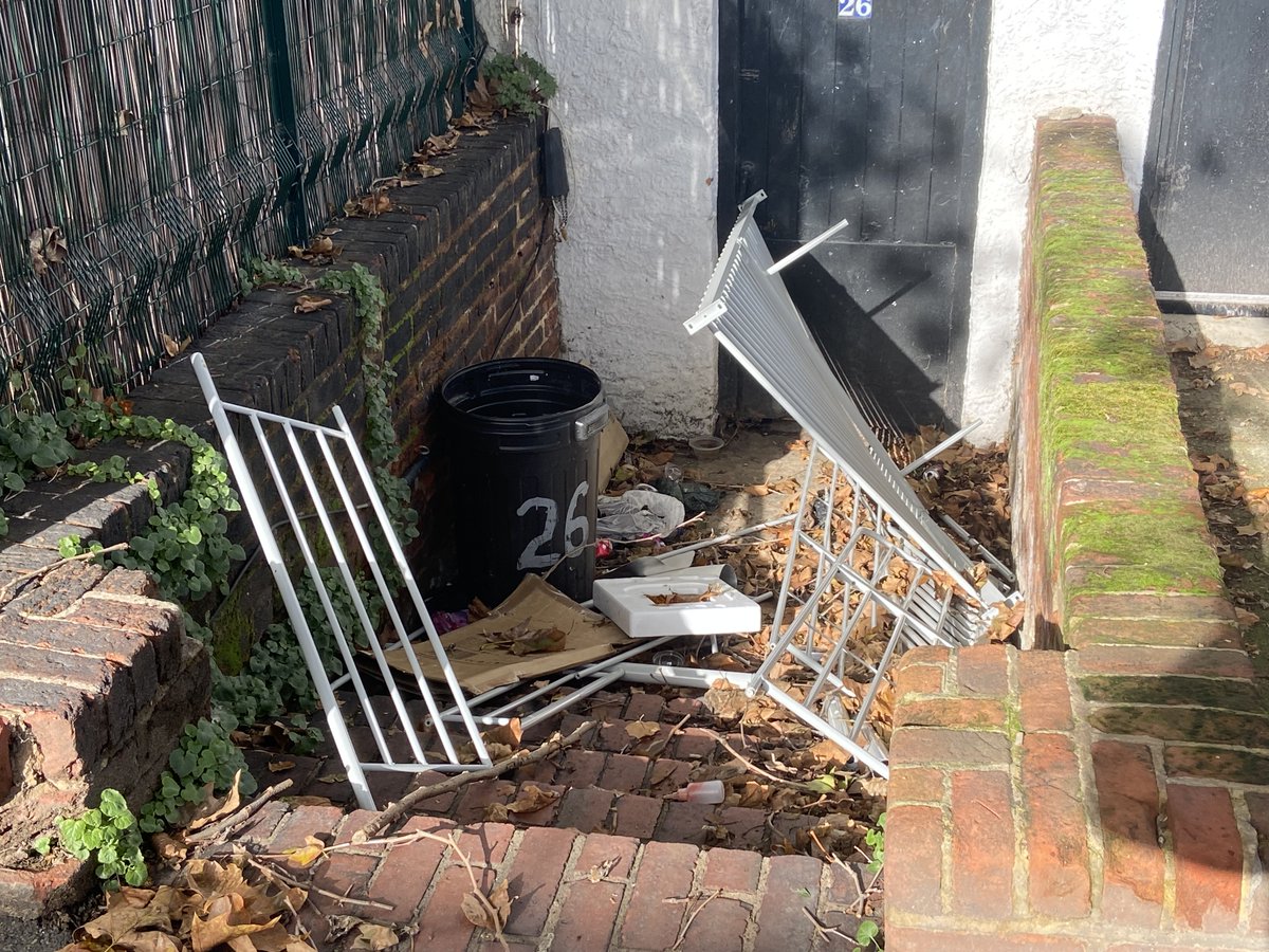 team_greenhalgh's tweet image. Shocking mess left at the end of a social housing tenancy in Baron’s Court. These #RSLs like @NHGhousing have got too big + unaccountable. Time to break them up!