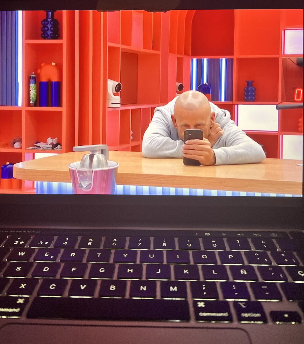 ramonzafiro1's tweet image. Llevo 5 min de reloj viendo este panorama en el 24h… enserio se fue albert para ver a este mueble? #RepescaAlbert #GHVIP26O