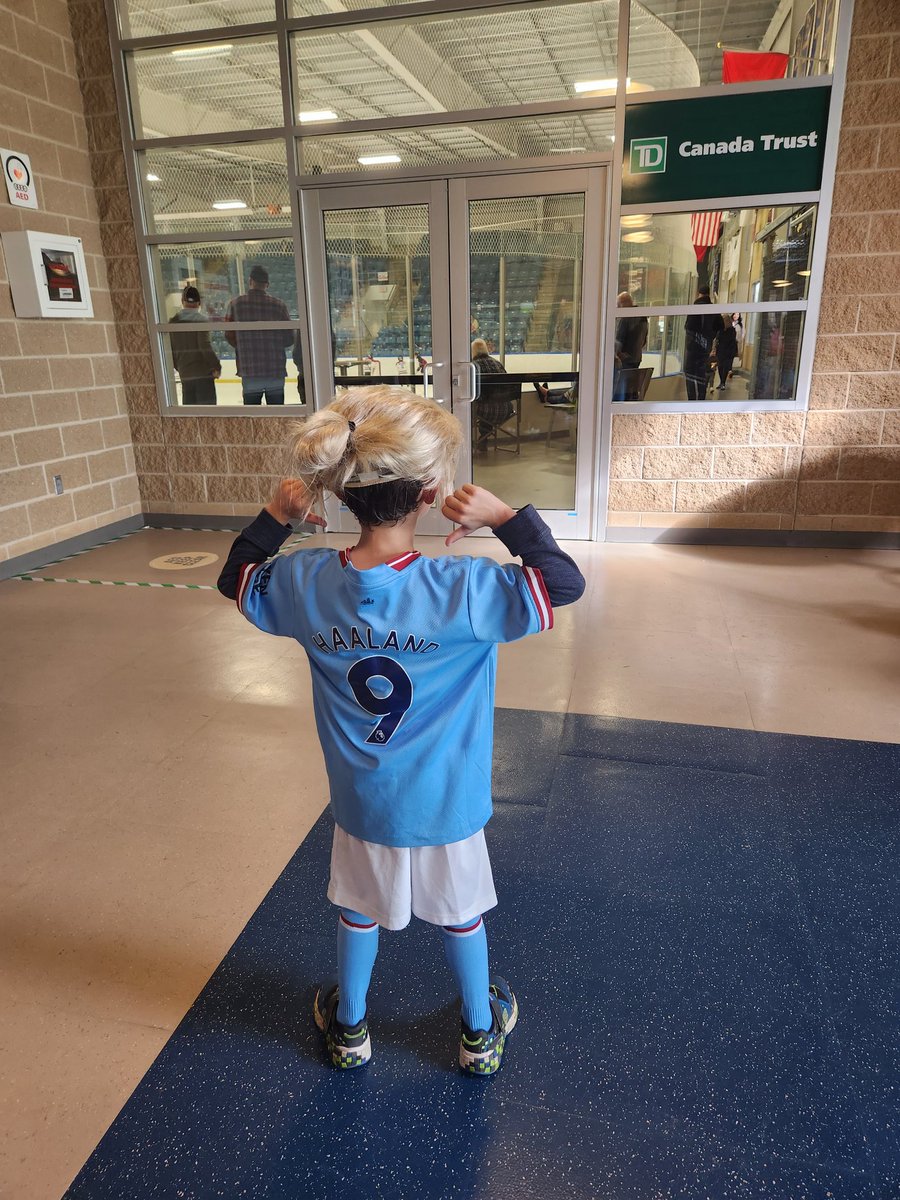 WhoDesignedThat's tweet photo. I wonder if blond man bun wigs are easier to find in Norway or England than they are in Canada. We had to make do with the ever-fashionable mullet wig  #Halloween #biggestlittleHaalandfaninCanada @erling @ManCity https://t.co/oU8cHOgeQS