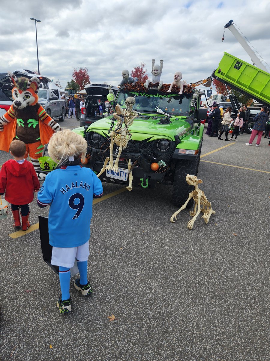 WhoDesignedThat's tweet photo. I wonder if blond man bun wigs are easier to find in Norway or England than they are in Canada. We had to make do with the ever-fashionable mullet wig  #Halloween #biggestlittleHaalandfaninCanada @erling @ManCity https://t.co/oU8cHOgeQS