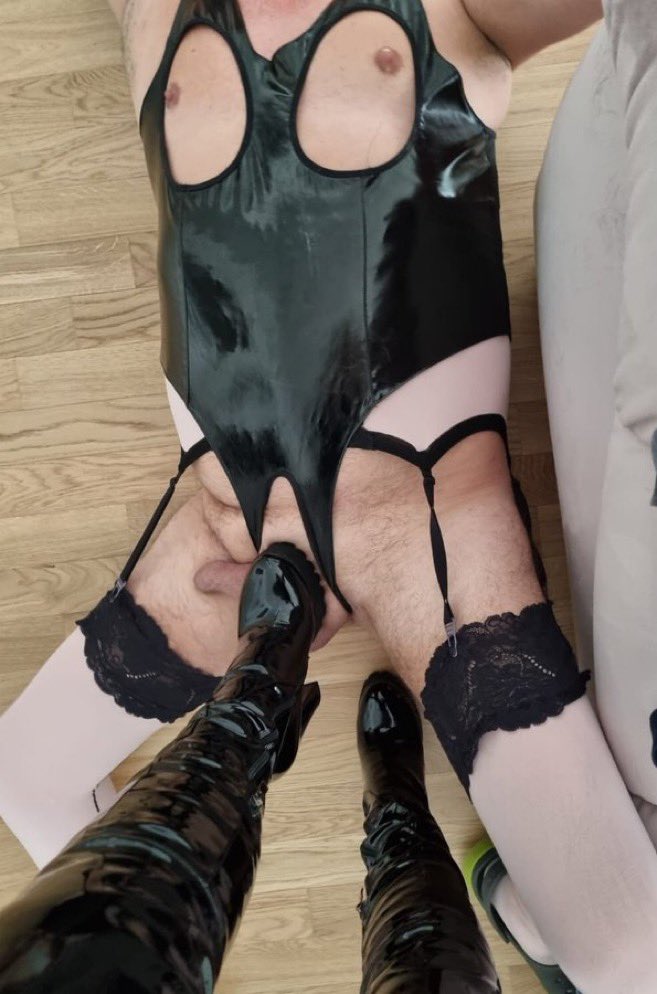 Klarajames1S's tweet photo. En tant que chienne tu ne mérite que ça #soumis #moneyslavefrance #paypig #feetadict #fetichiste #humanATM #esclave #domina #pieds #loser https://t.co/A3d6NMiTZV