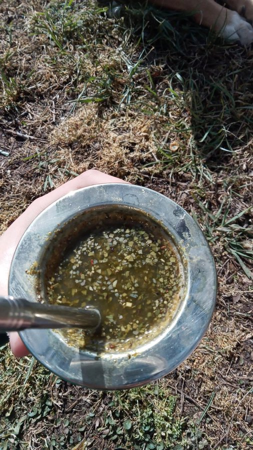 mi amiga: "veni tomemos mates, yo te cebo" 
sus mates: