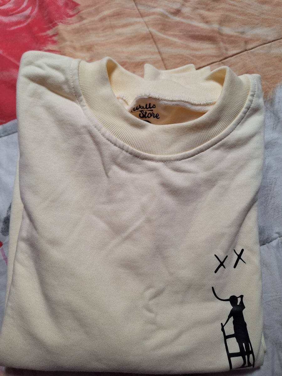 jinniebbokk's tweet photo. hola chicas vendo este poleron replica de louis de walls store, es talla M, nunca lo usé porq me quedó chico:( me salio $20lk y lo vendo a $15.000🤍 hago envios o entrego en viña, cualquier cosa me hablan #ltwt #fitft #louistomlinson https://t.co/QRuWzZtx4P