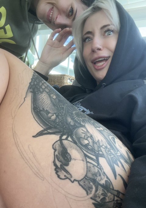 When your sister interrupts your belfie. #rude https://t.co/Wavj9K5ZSS<a href="/tag/rude"class="tags">#rude</a>